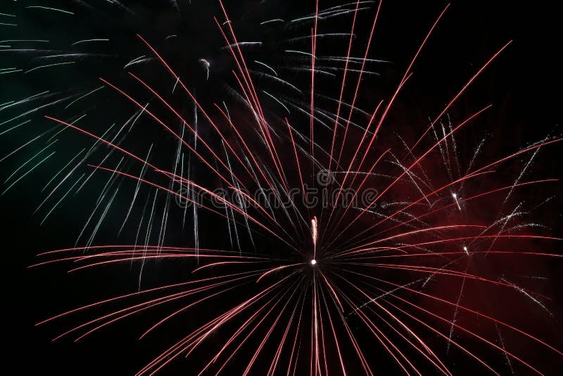 Fuochi d'artificio variopinti sopra cielo notturno fotografie stock libere da diritti Fuochi d'artificio variopinti sopra cielo notturno fotografie stock libere da diritti