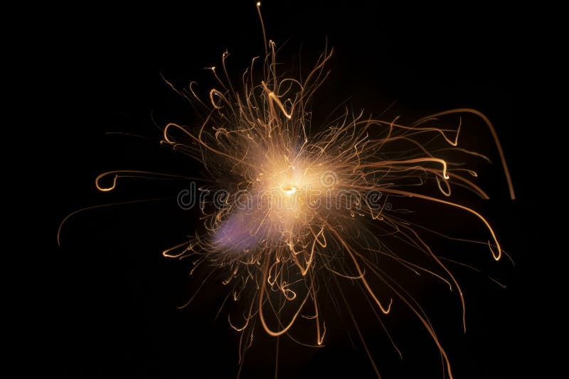 Fuoco al buio. linee luminose di scintille. polvere nera esplosiva.