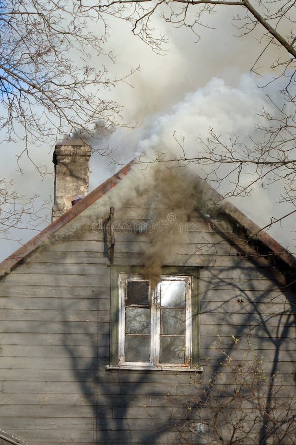Incendio in casa fotografie stock libere da diritti