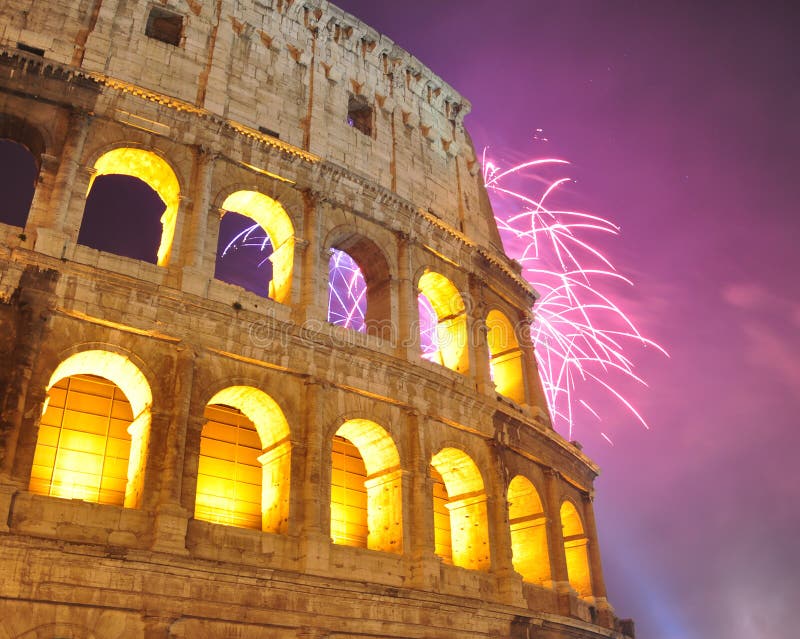 Fuoco d'artificio a Colosseum, nuovo anno 2012 fotografia stock Fuoco d'artificio a Colosseum, nuovo anno 2012 fotografia stock