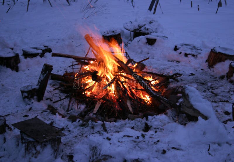 Fuoco dell'accampamento di inverno fotografie stock libere da diritti Fuoco dell'accampamento di inverno fotografie stock libere da diritti