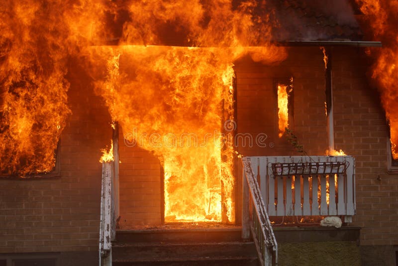 Incendio in una casa fotografie stock libere da diritti
