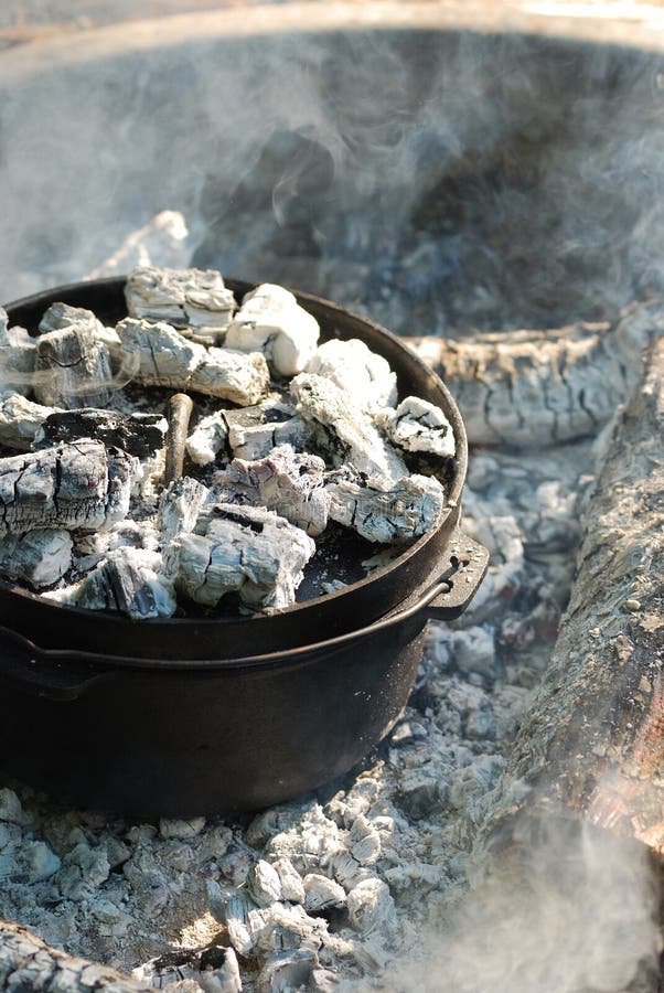 fuoco di accampamento che cucina forno olandese immagine stock libera da diritti fuoco di accampamento che cucina forno olandese immagine stock libera da diritti
