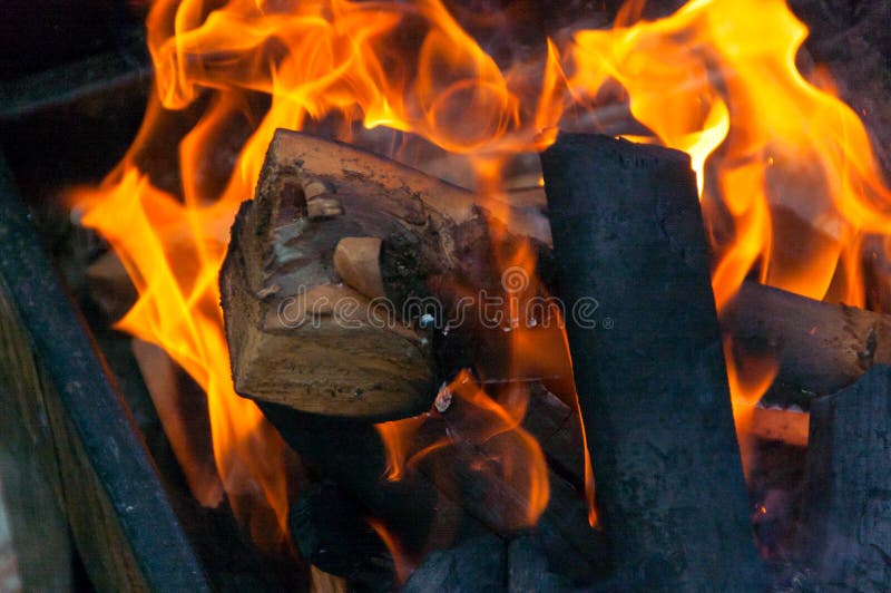 Per Far Fuoco Bisogna Toglierle Fuoco per il barbecue fotografia stock. Immagine di bratwurst - 91686178