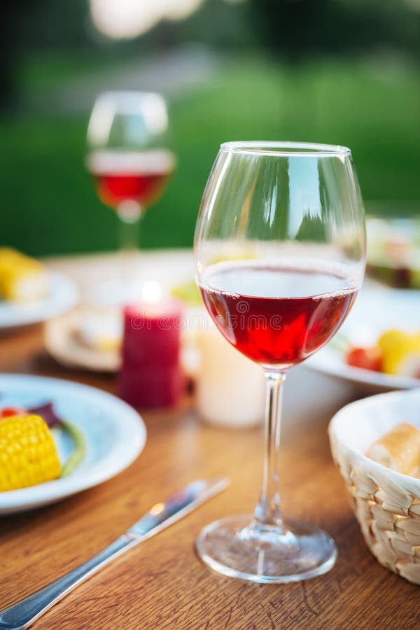 Fuoco selettivo di un vetro con vino fotografia stock libera da diritti Fuoco selettivo di un vetro con vino fotografia stock libera da diritti