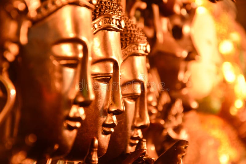 Fuoco selettivo sistemato testa di Buddha dell'oro fotografia stock Fuoco selettivo sistemato testa di Buddha dell'oro fotografia stock