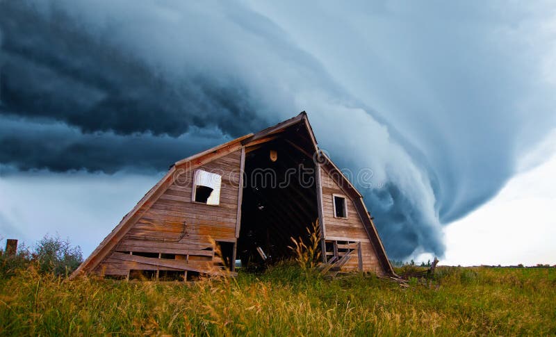 Tornado a formar-se atrás do celeiro antigo imagens de stock royalty free
