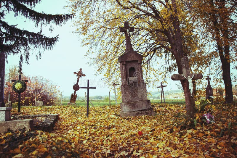Furchtsame lehnende Quergrabsteine in einer nebeligen Herbstszene im Fall Alte gruselige Gräber auf Kirchhof in Slowakei Gespenst stockfoto Furchtsame lehnende Quergrabsteine in einer nebeligen Herbstszene im Fall Alte gruselige Gräber auf Kirchhof in Slowakei Gespenst stockfoto