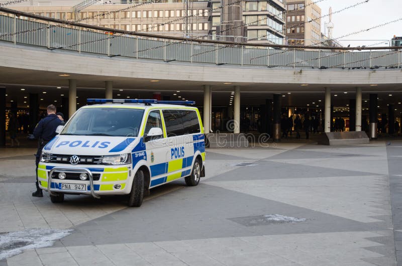 Furgone di polizia svedese nel centro di Stoccolma immagini stock Furgone di polizia svedese nel centro di Stoccolma immagini stock