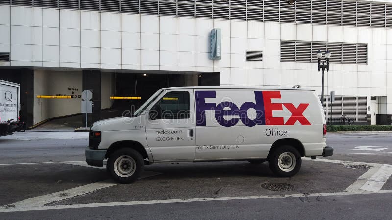 Furgoneta de entrega de Fedex