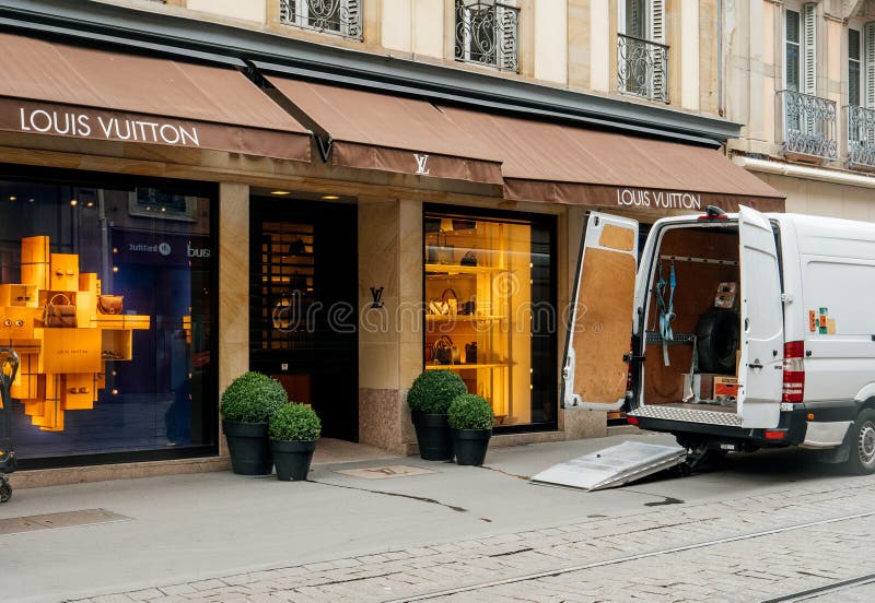 Louis Vuitton Logo Y Marca Signo Frente De Tienda Tienda De Lujo Marca  Tienda De Moda En Deauville Imagen editorial - Imagen de logotipo, louis:  210530870