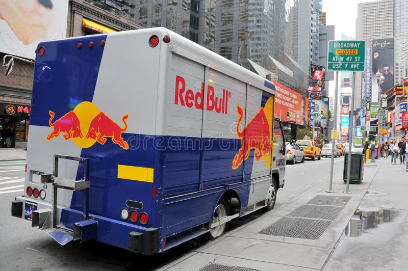 Furgoneta de Red Bull estacionada en el Broadway fotografía de archivo libre de regalías Furgoneta de Red Bull estacionada en el Broadway fotografía de archivo libre de regalías