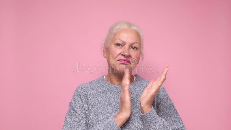 Furiosa mujer caucásica que aplaude luego de su presentación en una conferencia