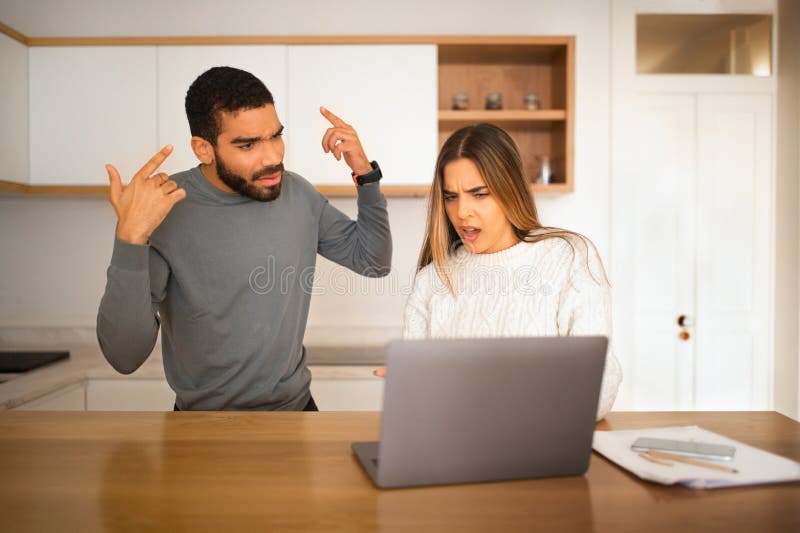 Duas Pessoas Jogando Xadrez Numa Velha Prancha De Papelão Imagem de Stock -  Imagem de sujeira, jogador: 158357623