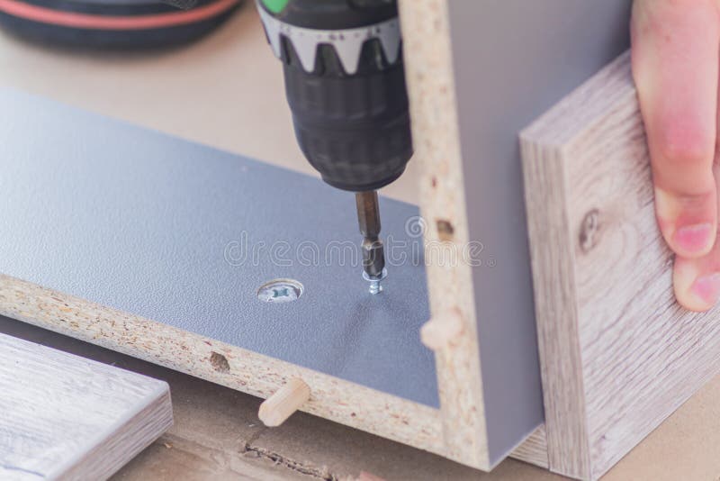 Furniture Assembling Carpentry Screws for a Knock Down Wooden Table