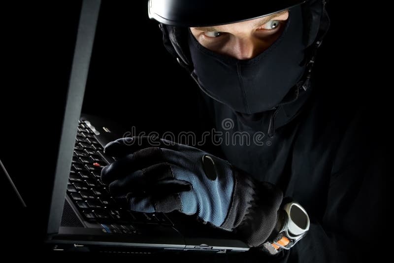 Furto del calcolatore con l'uomo che lavora al computer portatile immagine stock Furto del calcolatore con l'uomo che lavora al computer portatile immagine stock