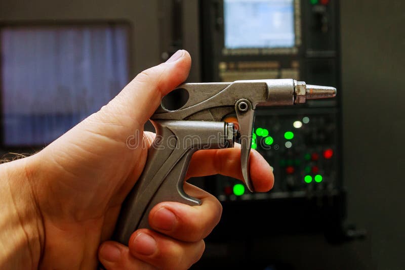 Outil Pneumatique Pour Dépoussiérage. Souffler Le Pistolet Compresseur D'air  à L'usine. Photo stock - Image du mécanicien, boyau: 228639168