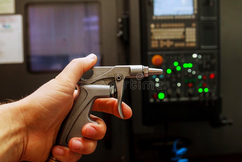 Un Pistolet De Soufflage Dans La Main D'un Ouvrier, Un Pistolet Pour Un  Compresseur D'air Dans Une Usine.