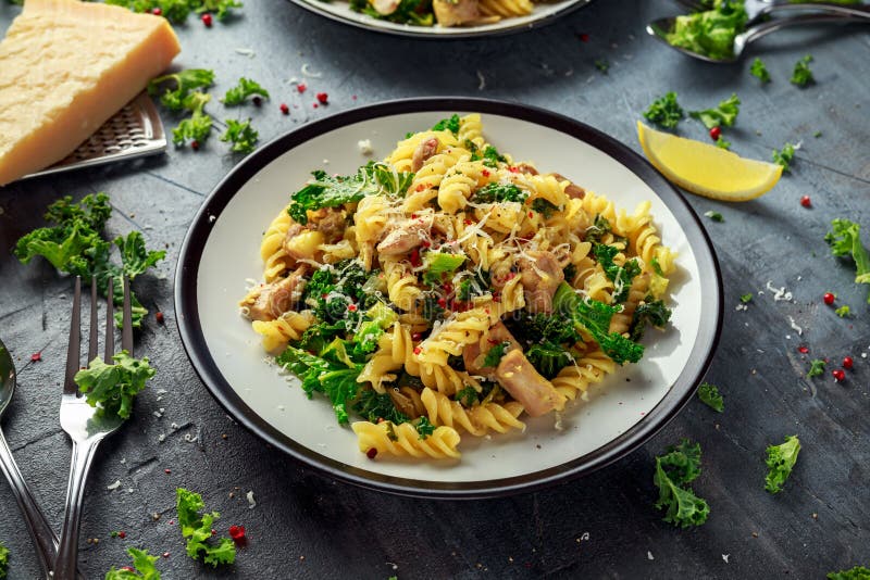 Fusilli fait maison de pâtes avec le poulet, le chou frisé vert, l'ail, le citron et le parmesan Nourriture à la maison saine images stock Fusilli fait maison de pâtes avec le poulet, le chou frisé vert, l'ail, le citron et le parmesan Nourriture à la maison saine images stock