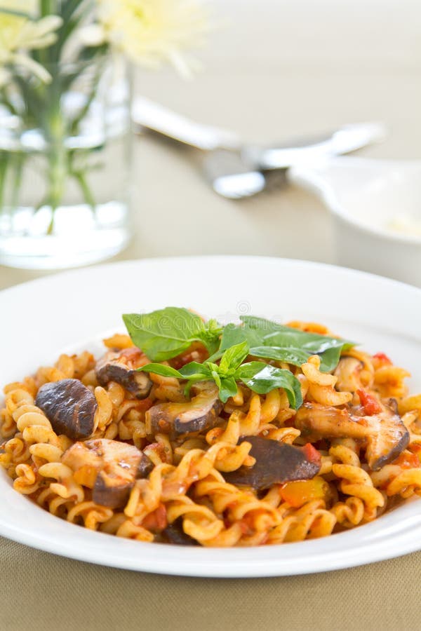 Fusilli Mit Pilz in Der Tomatensauce Stockbild - Bild von grün, nudel ...