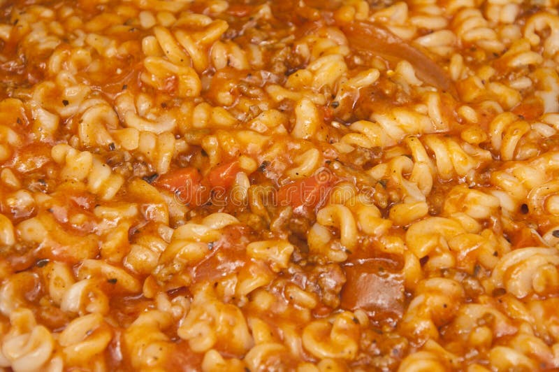 Fusilli-Teigwaren Mit Hackfleisch Und Tomatensauce Stockfoto - Bild von ...