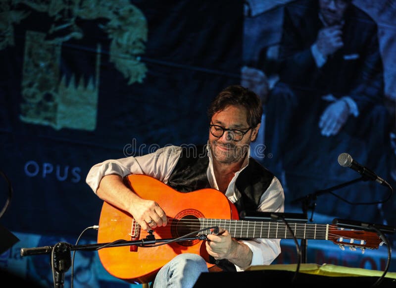 Fusion américaine de jazz et exécution latine d'Al Di Meola de guitariste de jazz vivantes sur le Kijow centre images libres de droits Fusion américaine de jazz et exécution latine d'Al Di Meola de guitariste de jazz vivantes sur le Kijow centre images libres de droits