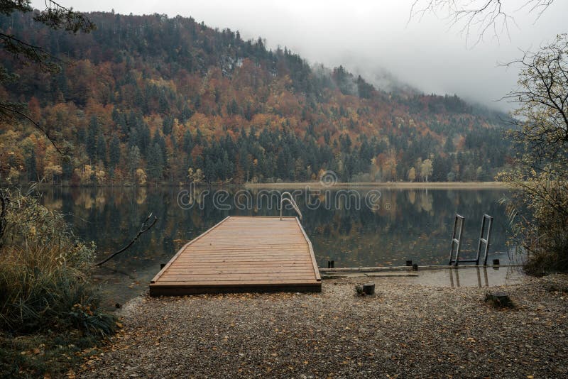 Fussen, Baviera, Alemanha Lago alpino Schwansee perto de Hohenschwan imagens de stock Fussen, Baviera, Alemanha Lago alpino Schwansee perto de Hohenschwan imagens de stock