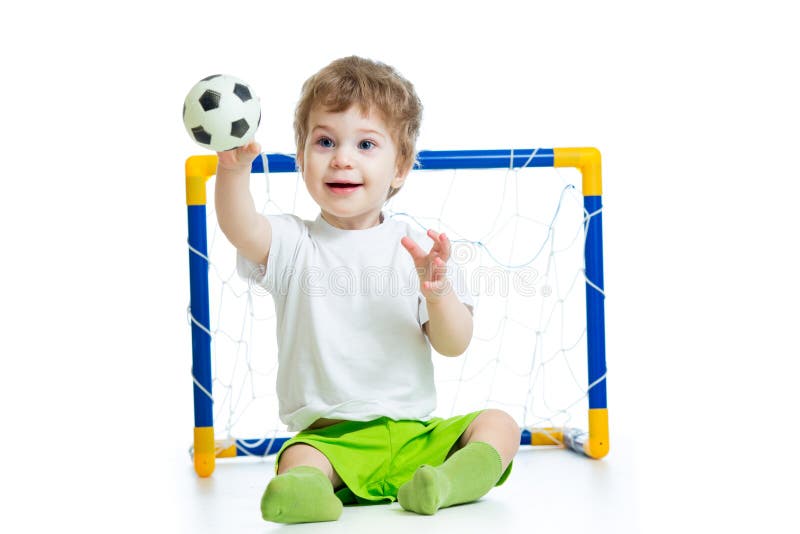 Futbolista del niño que celebra el balón de fútbol imagenes de archivo Futbolista del niño que celebra el balón de fútbol imagenes de archivo