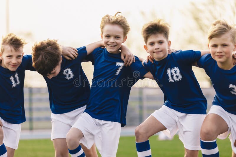 Futbolistas infantiles celebran un torneo deportivo escolar