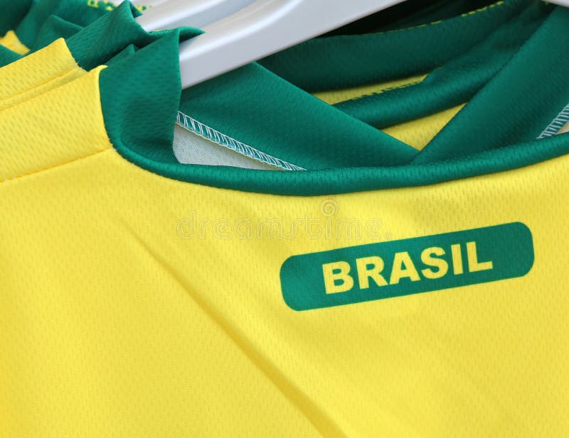 Futbolowe koszulki z tekstem BRASIL który znaczy Brazylia obraz royalty free