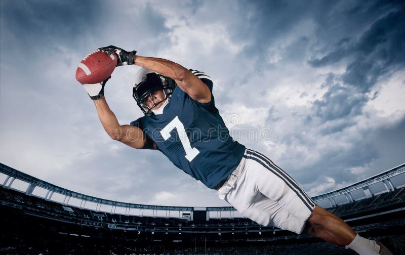 Futbolu Amerykańskiego gracz Łapie podanie na touchdown zdjęcie royalty free Futbolu Amerykańskiego gracz Łapie podanie na touchdown zdjęcie royalty free