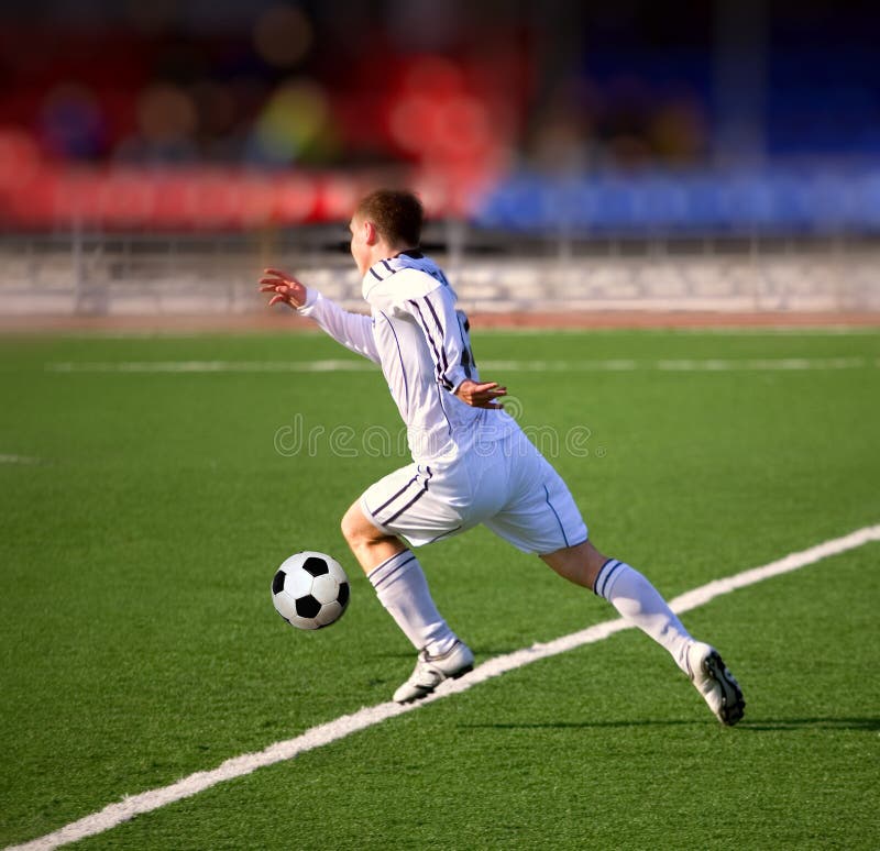 Dois jogadores de futebol masculino, bola driblando no estádio durante o  jogo de esporte no fundo do céu escuro. fotos, imagens de ©  vova130555@gmail.com #480717430