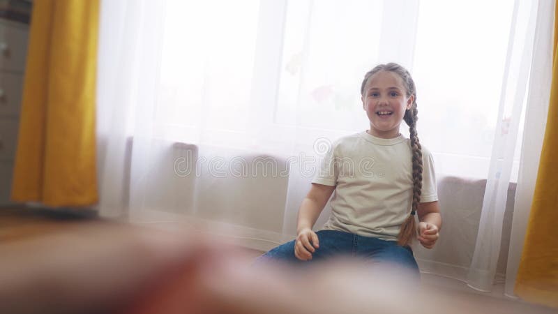 Duas Meninas No Sofá à Noite Com Uma Rede Digital De Tablet. Jogos Online  De Sonho Infantil a Conceito. Filhas Filme - Vídeo de junto, computador:  214846162