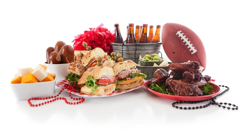 Futebol: Baixo Viiew do alimento e dos artigos do partido de bagageira fotografia de stock Futebol: Baixo Viiew do alimento e dos artigos do partido de bagageira fotografia de stock