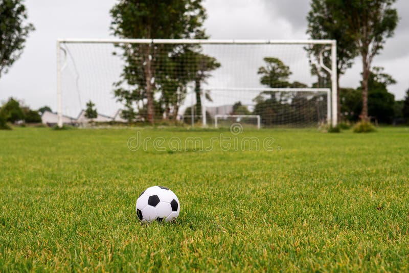 Posto De Futebol No Campo De Treino. Erva Desgastada Num Ponto De Guarda.  Fundo Do Tema Do Futebol Imagem de Stock - Imagem de fundo, futebol:  215376971