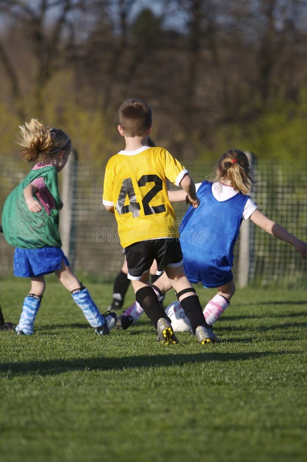 Garotos Da Escola Jogando Futebol Americano. Jogadores Jovens Jogando Bola  De Futebol No Campo De Grama Esportivo Foto de Stock - Imagem de  futebolista, movimento: 178438432