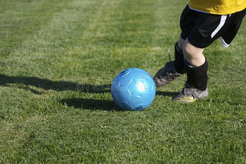 Jogador De Futebol Que Corre O Fundo Da Bola. Imagem Baixa Do Ângulo Da  Bola De Pontapé Do Menino Do Futebol No Campo De Treinamento Da Grama Foto  Royalty Free, Gravuras, Imagens