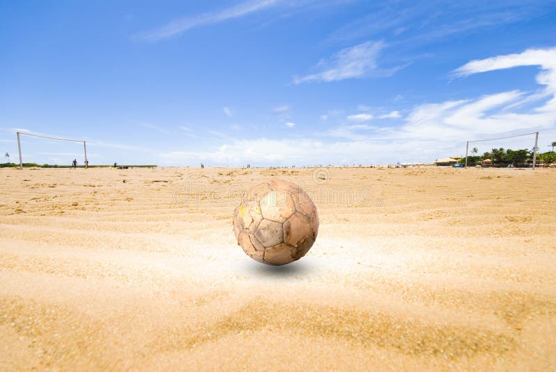 Jogador De Futebol Da Praia Na Ação Ângulo Largo Da Praia