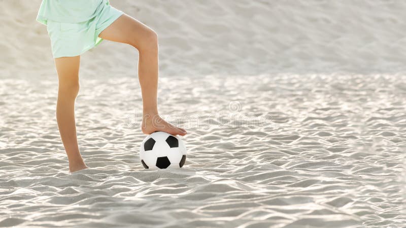 Um Jovem Jogador De Futebol Machucou Sua Perna Durante O Jogo E Bola No  Campo. Lesão Infantil No Conceito Desportivo. Cópia Foto de Stock - Imagem  de joelho, futebolista: 176890416