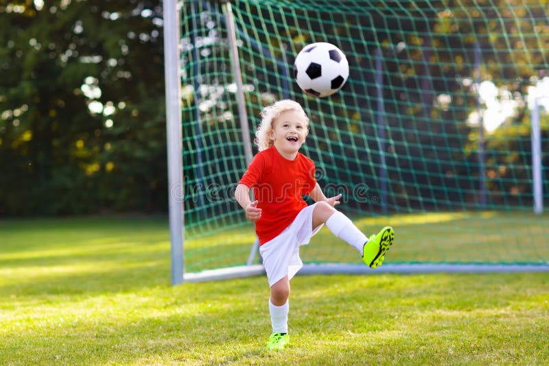 O futebol e as brincadeiras de bola: a família dos jogos de bola com os pés  (