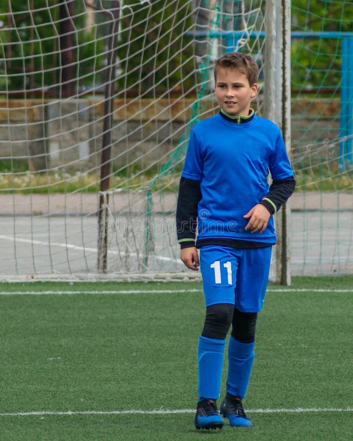 futebol infantil. jogo de bola. crianças na competição esportiva