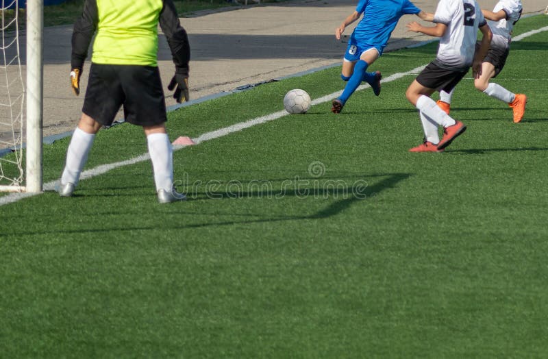 Futebol Infantil. As Crianças Jogam Futebol. a Luta Ativa E a