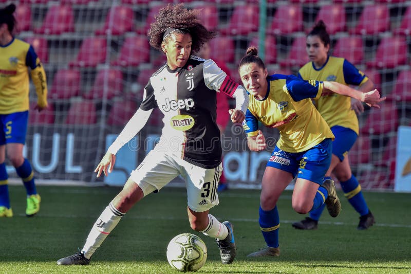 Mulher Do Sexo Masculino Vs Juventus Fotografia Editorial - Imagem de amor,  jogos: 198262317