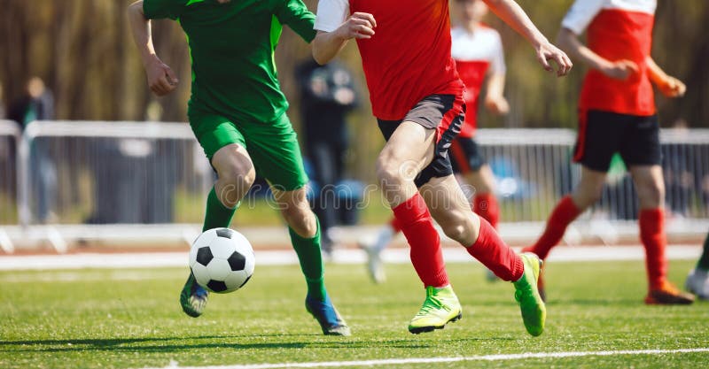 Grupo De Jogadores De Futebol Correndo E Dando Pontapés No Jogo Da Liga.  Jogadores De Futebol Adultos Competem No Futebol Foto de Stock - Imagem de  jogador, duelo: 217889788