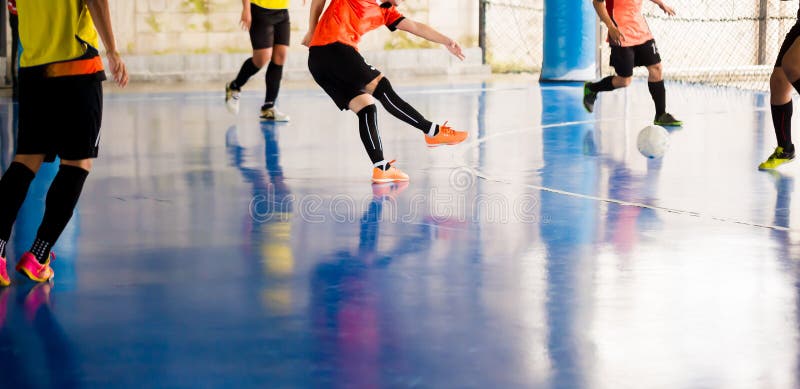 Futsal gracza oklepiec i kontroluje piłkę dla krótkopędu cel Gracz piłki nożnej walczy each inny kopać piłkę Salowa piłka nożna zdjęcia stock Futsal gracza oklepiec i kontroluje piłkę dla krótkopędu cel Gracz piłki nożnej walczy each inny kopać piłkę Salowa piłka nożna zdjęcia stock