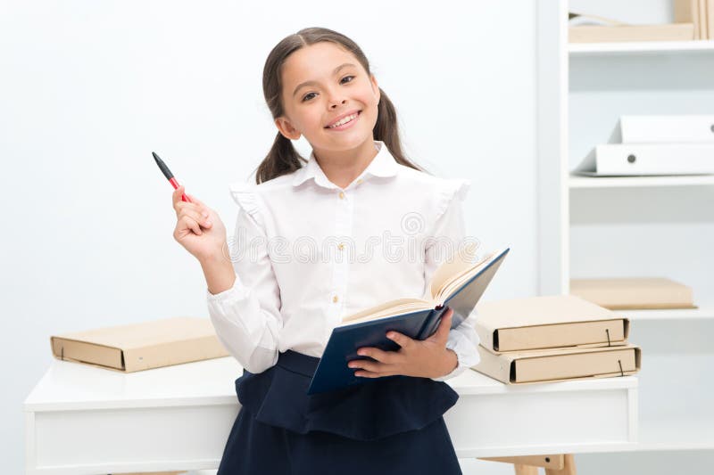 Futur concept La fille heureuse apprennent pour le futur examen Future étude d'étudiant avec le sourire Le contrat à terme vient photos libres de droits Futur concept La fille heureuse apprennent pour le futur examen Future étude d'étudiant avec le sourire Le contrat à terme vient photos libres de droits