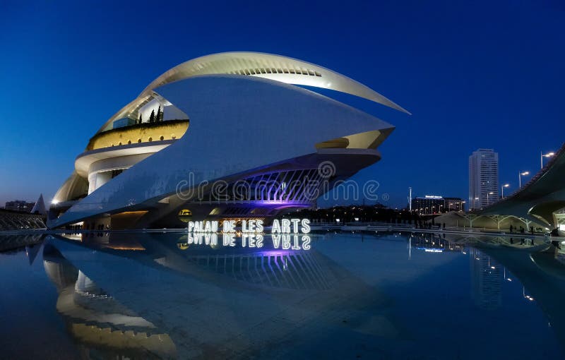Futuristische architectuur in Valencia, Spanje: Opera-huis en cultureel centrum Palau de les Arts Reina Sofia stock afbeelding Futuristische architectuur in Valencia, Spanje: Opera-huis en cultureel centrum Palau de les Arts Reina Sofia stock afbeelding
