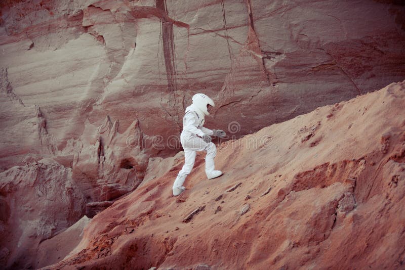 Futuristisk astronaut på en annan planet, bild med arkivfoto Futuristisk astronaut på en annan planet, bild med arkivfoto