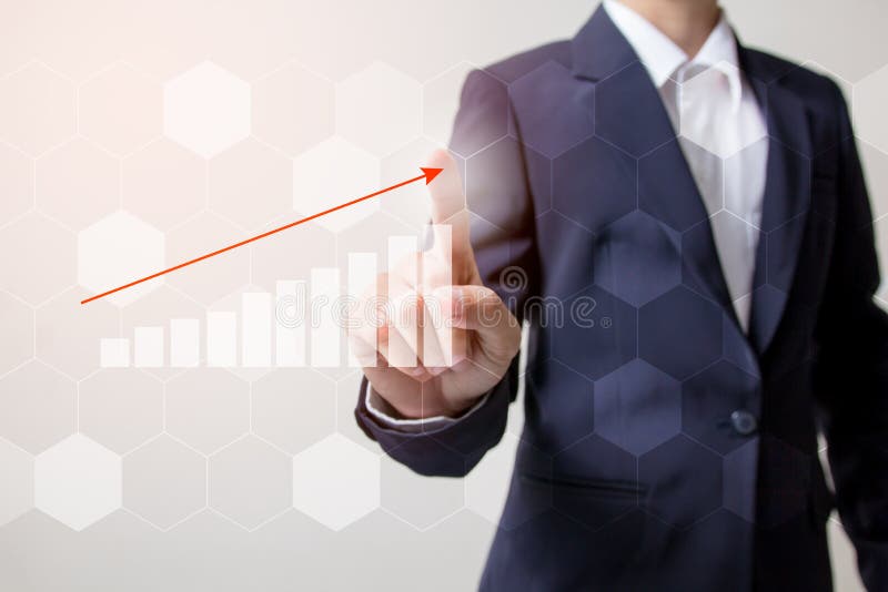 Futuro del concepto financiero del negocio, hombre de negocios que toca el gráfico cada vez mayor con símbolos de las finanzas imagen de archivo libre de regalías Futuro del concepto financiero del negocio, hombre de negocios que toca el gráfico cada vez mayor con símbolos de las finanzas imagen de archivo libre de regalías
