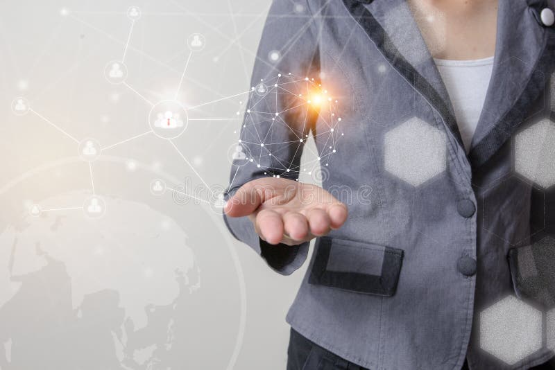 Futuro do conceito da rede da tecnologia, homem de negócios que guardam símbolos mundiais da rede e gráfico imagem de stock royalty free Futuro do conceito da rede da tecnologia, homem de negócios que guardam símbolos mundiais da rede e gráfico imagem de stock royalty free